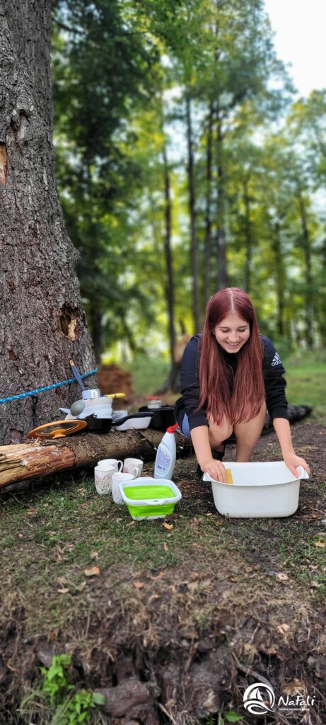 Zmywanie naczyń po jedzeniu