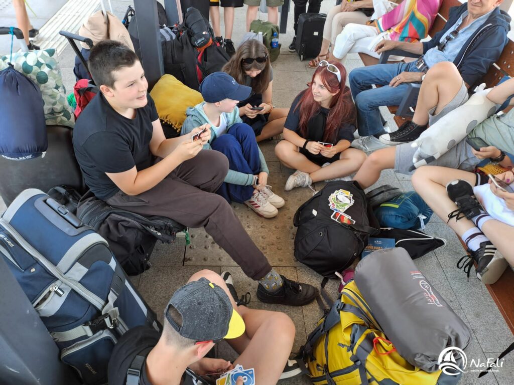 Gra w karty na peronie