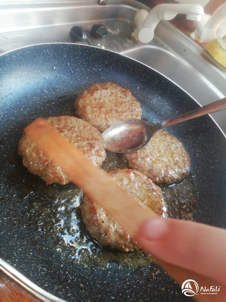 Kotlety, ziemniaki i obiad gotowy!