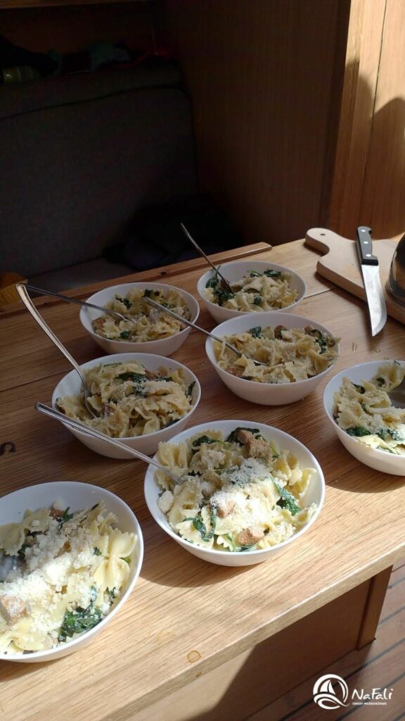 Makaron ze szpinakiem na obozach żeglarskich